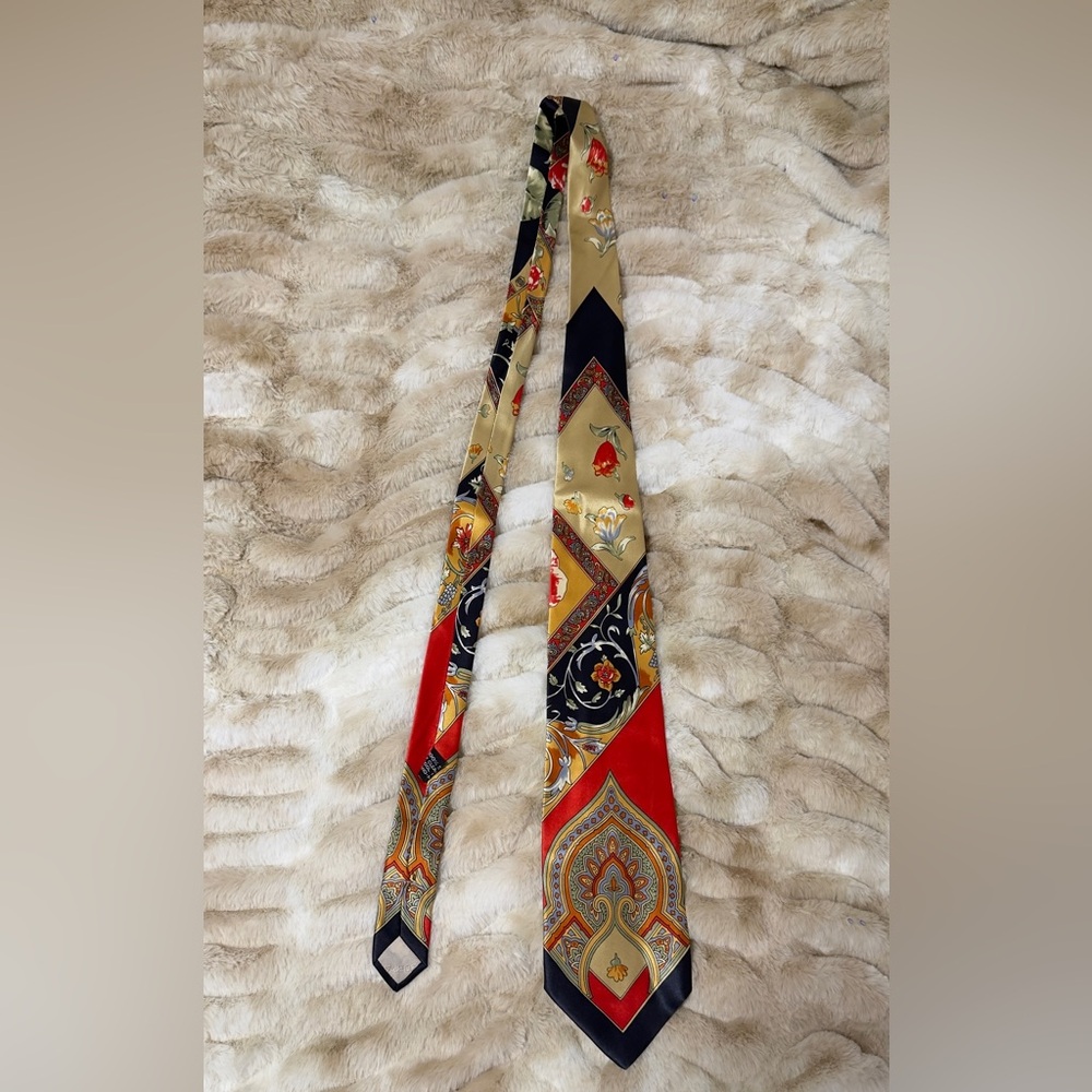 Luxurious Paisley Silk Tie in Red and Gold
